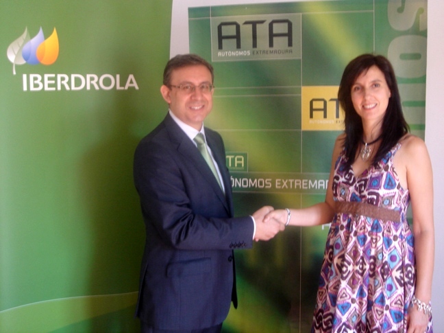 Alberto Benito, delegado comercial de Iberdrola en Extremadura y Raquel de Prado, presidenta de ATA Extremadura