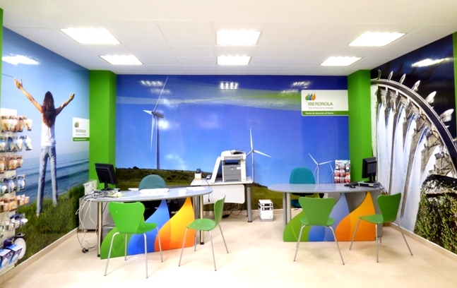 Interior de la oficina de atención al cliente de la Avenida Virgen de Guadalupe.