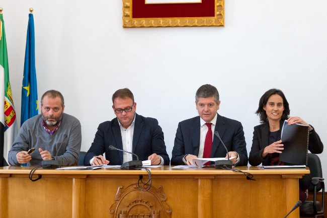 De Izq a Dcha: Rafael España, concejal de urbanismo, Antonio Rodríguez Osuna, alcalde de Mérida, Fernando Bergasa, presidente ejecutivo de Redexis Gas, y Cristina Ávila, consejera delegada de la compañía.