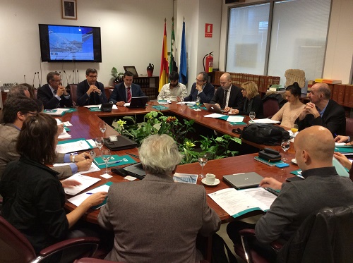 El secretario general de Empleo, Javier Luna, y el director de la Agencia Extremeña de la Energía, Cosme Segador, han presidido la primera reunión de socios del proyecto europeo Solar CV en Mérida