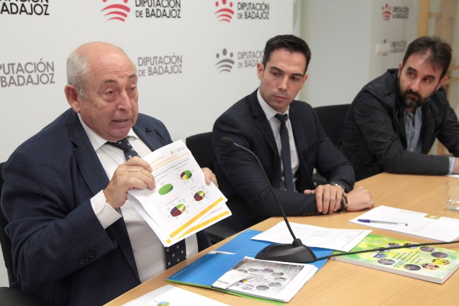 contrato entre la Diputación de Badajoz y GESTERNOVA S.A. para el suministro de energía eléctrica en alta y baja tensión en todas las dependencias de la institución provincial. El presidente de Gesternova, en primer plano, con el diputado de economía de la Diputación de Badajoz en la presentación del acuerdo Fotografo Santiago Rodriguez Casado