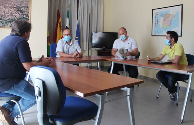 Miembros del equipo de gobierno del Ayto de Pescueza y representantes de Cambio Energético